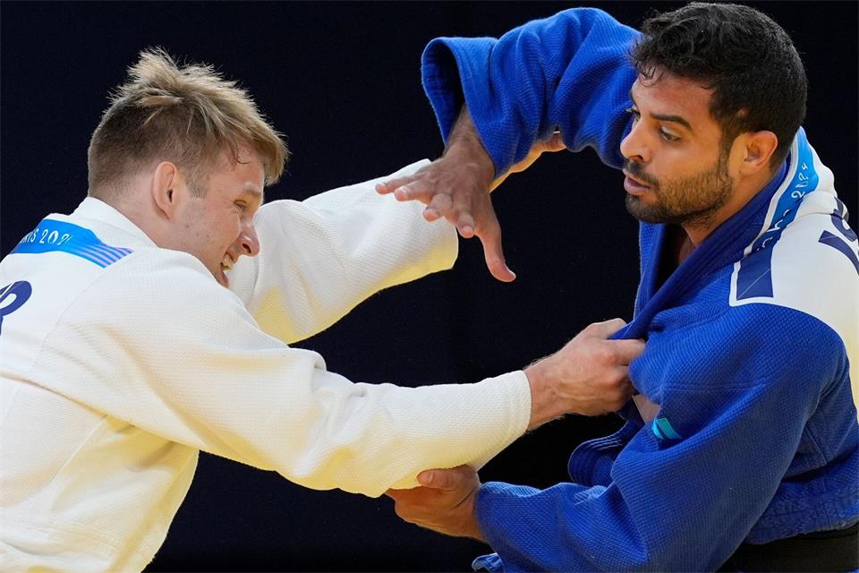 Judoka Timo Cavelius (l) wurde nach einer Prügelattacke in der Bundesliga im Krankenhaus operiert. (Archivbild)Eugene Hoshiko/AP