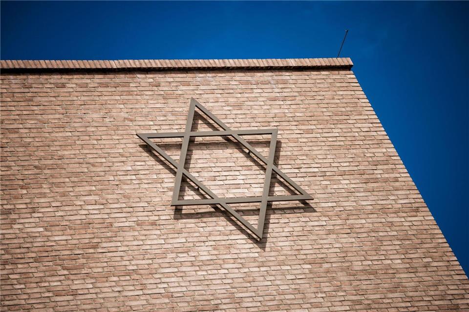 Jüdinnen und Juden in Deutschland leben angesichts antisemitischer Vorfälle auch vor dem Hintergrund des Nahostkonflikts in Angst. (Symbolbild)Carsten Koall/dpa