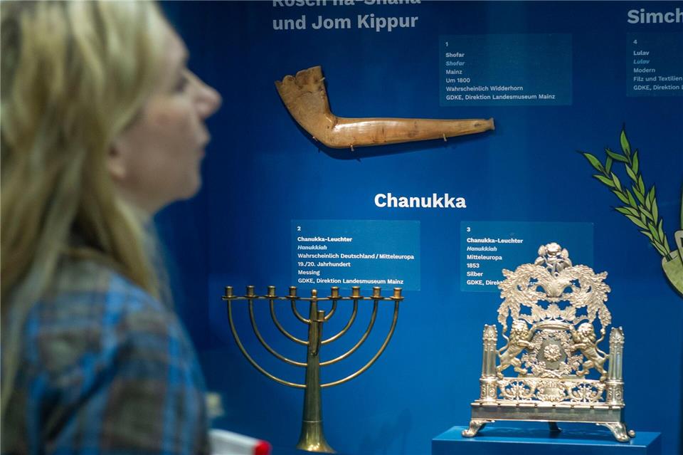 Jüdische Feste sind auch ein Thema der Ausstellung. Helmut Fricke/dpa
