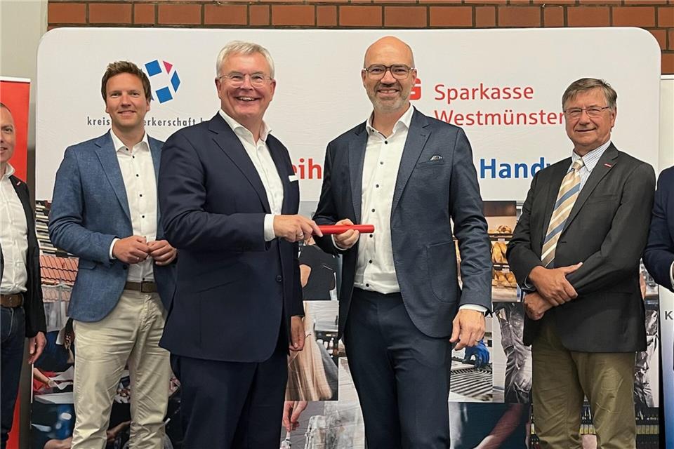 Jürgen Büngeler übergibt sein Amt als Vorsitzender des Fördervereins für das Handwerk für den Kreis Borken an Heiko Hüntemann (3.v.r.). Komplettiert wird der Vorstand durch Julian Boonk (2.v.l.) und Thomas Kerkhoff (r.). Daniel Janning (l.) scheidet aus dem Vorstand aus. Gratulationen gab es auch von Kreishandwerksmeister Günther Kremer (2.v.r.).