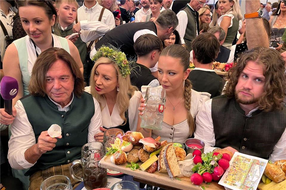 Jürgen Drews verschmäht Wiesn-Maßkrug Jürgen Drews (l.) ist auf dem Oktoberfest zu Gast.Britta Schultejans/dpa