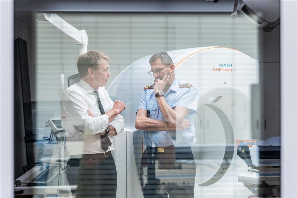 Jürgen Graf (l.) ist Ärztlicher Direktor der Frankfurter Uniklinik, Johannes Backus (r.) leitet das Kommando Gesundheitsversorgung der Bundeswehr. Andreas Arnold/dpa