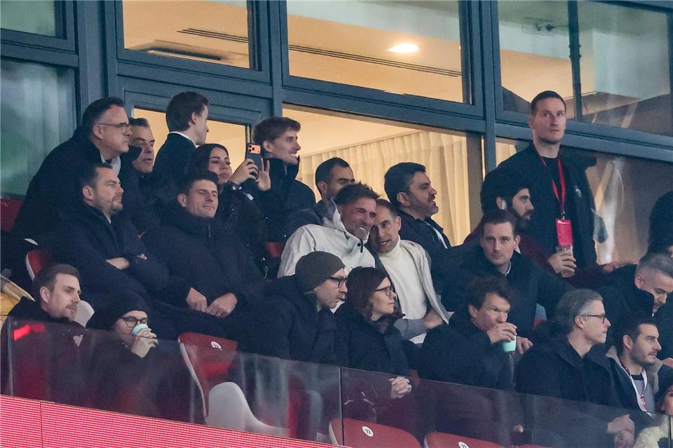 Jürgen Klopp, Global Sports Director Red Bull, und Oliver Mintzlaff, Geschäftsführer Red Bull, sitzen gemeinsam auf der Tribüne.Jan Woitas/dpa