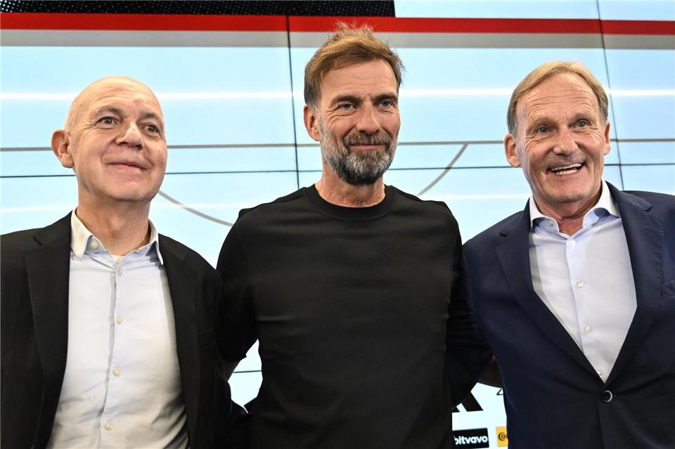 Jürgen Klopp (M) mit DFB-Präsident Bernd Neuendorf (l) und Vizepräsident Hans-Joachim Watzke bei der Präsentation als Bundestrainer.Florian Wiegand/dpa