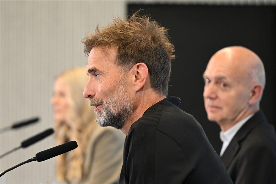 Jürgen Klopp (Mitte) bei seiner Vorstellung als neuer Bundestrainer.Florian Wiegand/dpa
