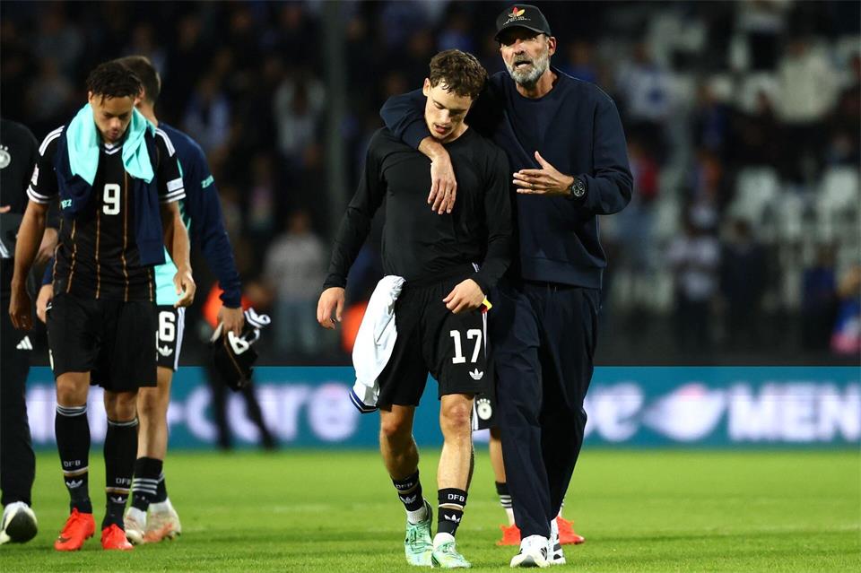 Jürgen Klopp als Umarmer und Menschenfänger, wie nach dem Spiel mit Kapitän Florian Wirtz.Christian Charisius/dpa