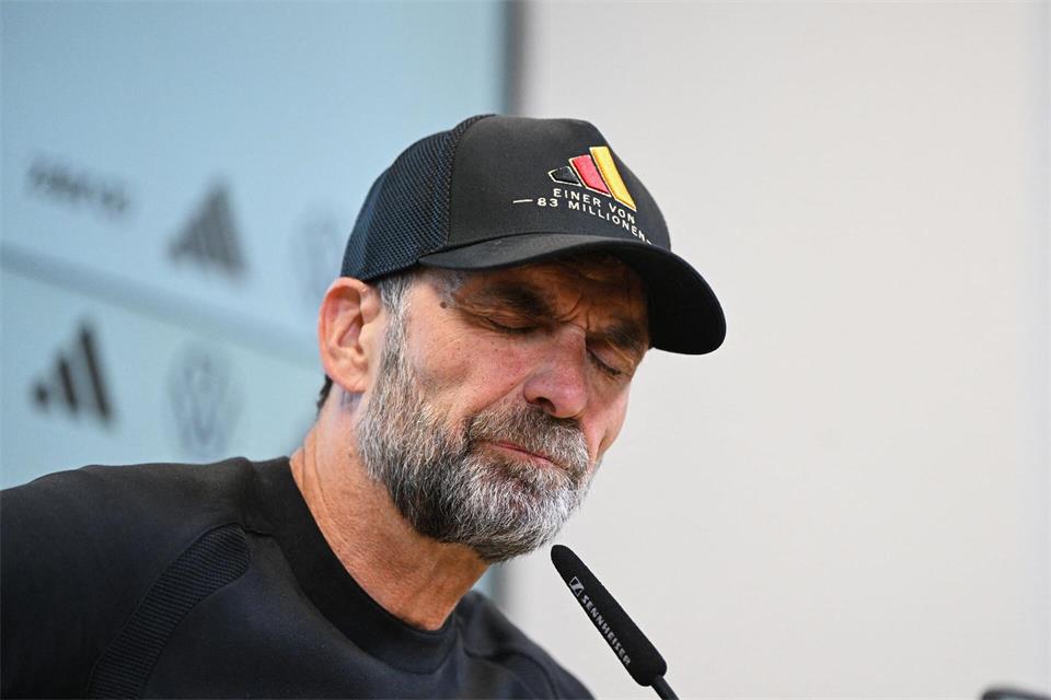 Jürgen Klopp erklärt die Niederlage, verfällt aber nicht in Depression.Sven Hoppe/dpa
