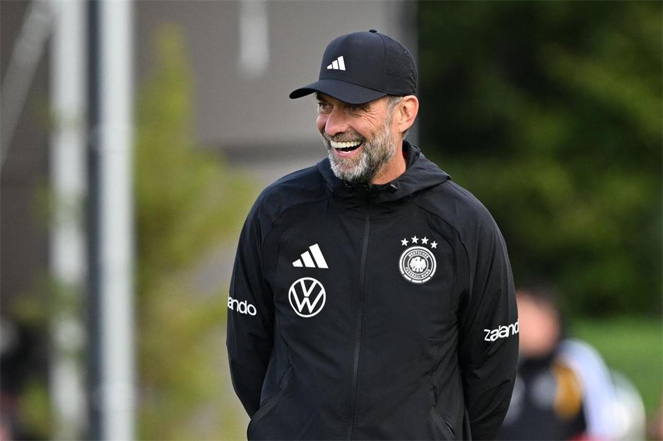 Jürgen Klopp erzählt launig, dass er die Nationalhymne singen kann. Federico Gambarini/dpa
