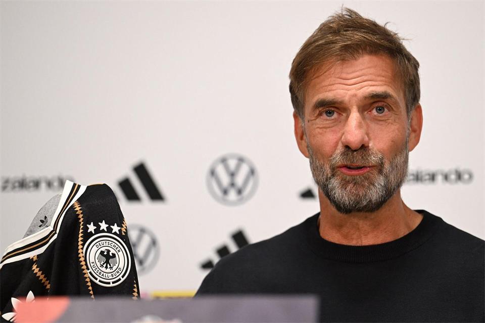 Jürgen Klopp gefällt das neue DFB-Trikot. Federico Gambarini/dpa