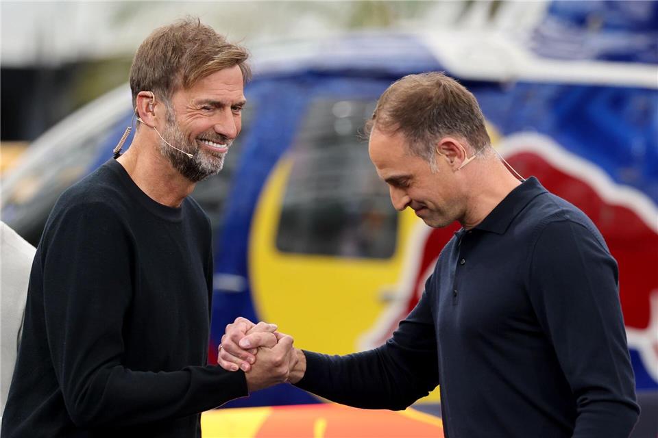 Jürgen Klopp kann nur mit Einverständnis von Red-Bull-Chef Mintzlaff (r.) Bundestrainer werden. (Archivbild) Jan Woitas/dpa