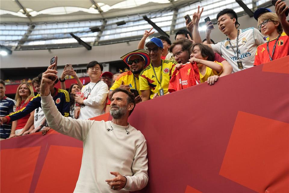 Jürgen Klopp macht mit Fans ein Selfie. Abbie Parr/AP/dpa