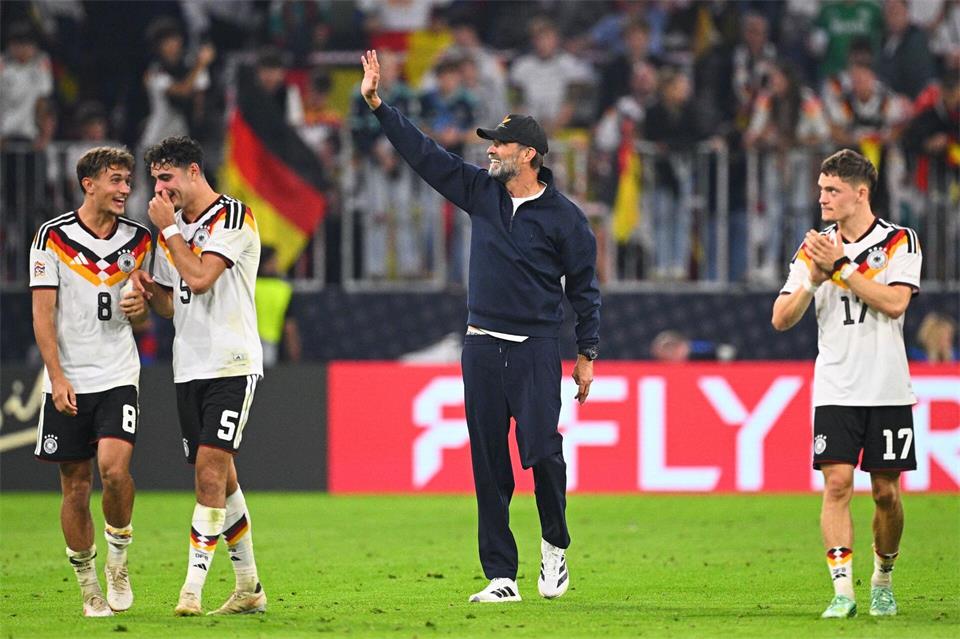 Jürgen Klopp mit seinem famosen Mittelfeld-Trio nach dem Spiel.Tom Weller/dpa