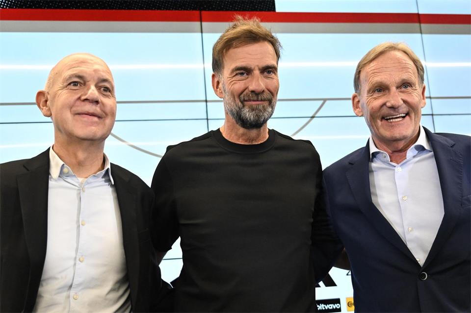 Jürgen Klopp posiert mit der DFB-Spitze bei seiner Vorstellung. (Archivbild) Florian Wiegand/dpa
