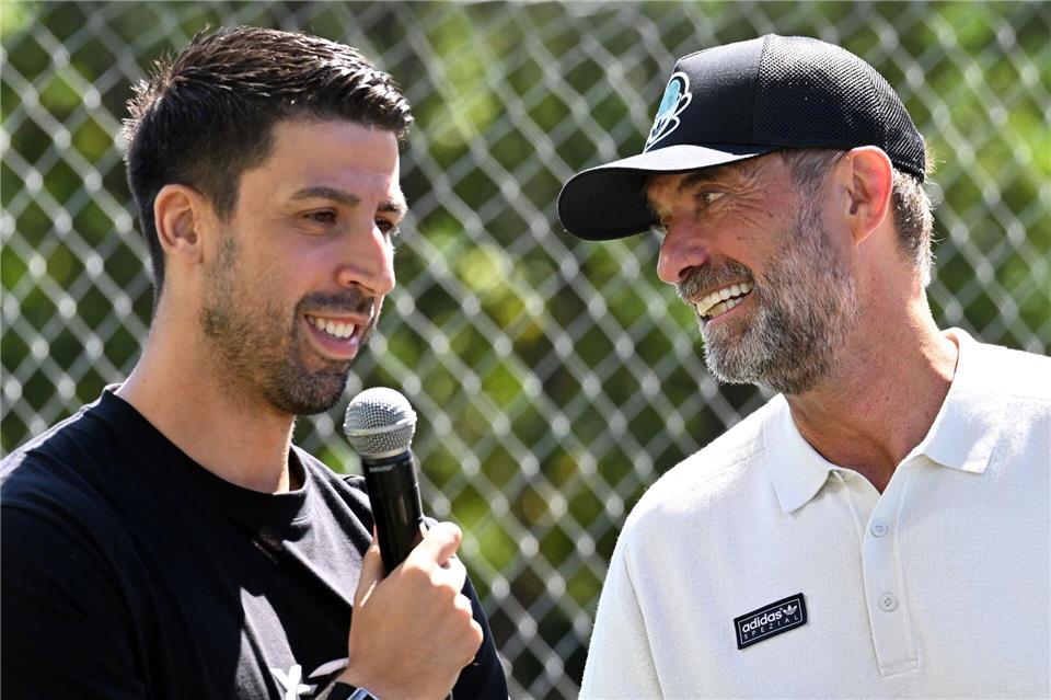 Jürgen Klopp (r.) beim Plausch mit 2014er-Weltmeister Sami Khedira.Federico Gambarini/dpa
