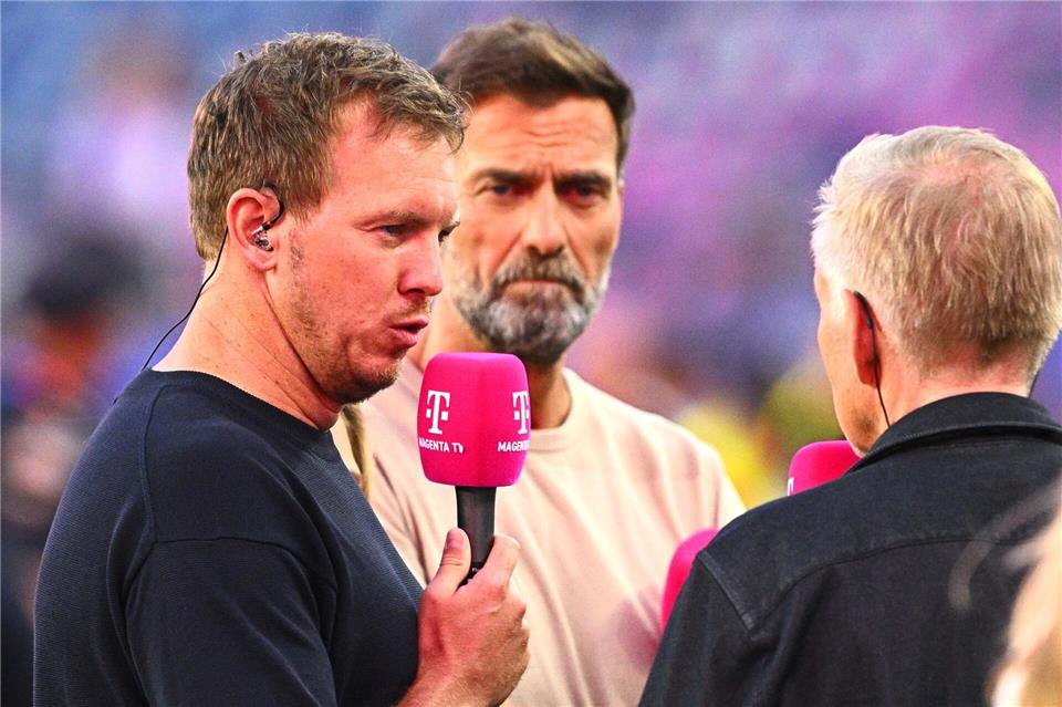 Jürgen Klopp (r) neben Bundestrainer Julian Nagelsmann.Tom Weller/dpa