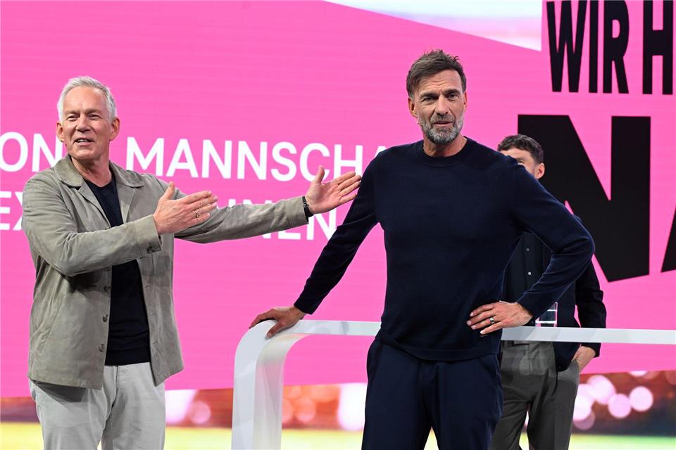 Jürgen Klopp (rechts) wird von Moderator Johannes B. Kerner als Telekom-Experte vorgestellt.Felix Hörhager/dpa
