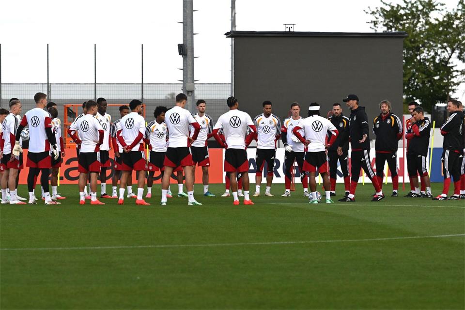 Jürgen Klopp richtet vor dem ersten Teamtraining eine Ansprache an die Nationalspieler. Federico Gambarini/dpa
