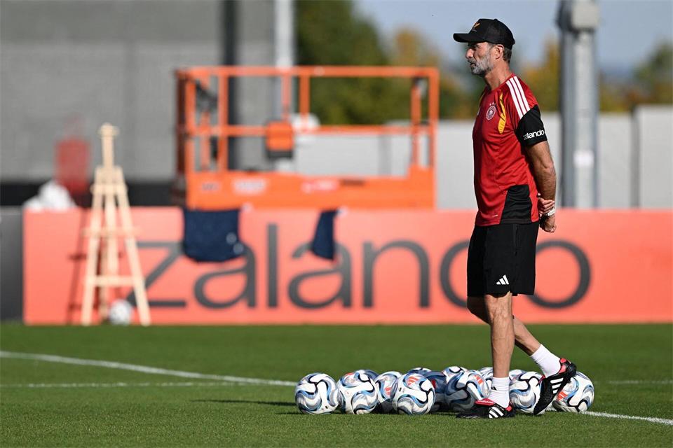 Jürgen Klopp schaut beim Training der Nationalmannschaft genau hin. Federico Gambarini/dpa
