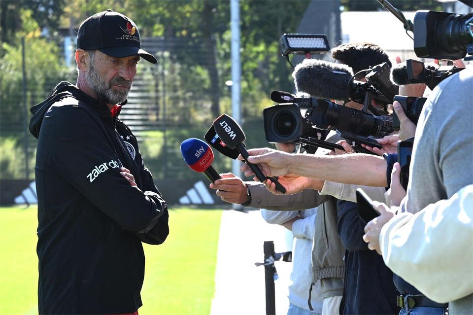 Jürgen Klopp stellt sich beim Abschlusstraining spontan für Reporterfragen. Federico Gambarini/dpa