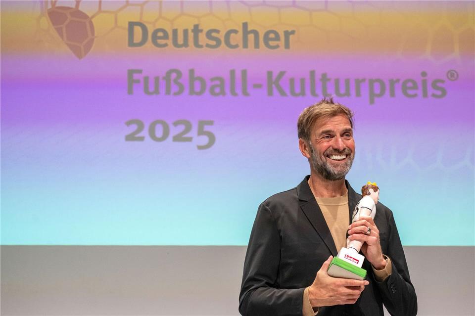 Jürgen Klopp erhält Walther-Bensemann-Preis - und wird frech Jürgen Klopp war beim Galaabend zu Scherzen aufgelegt.Pia Bayer/dpa