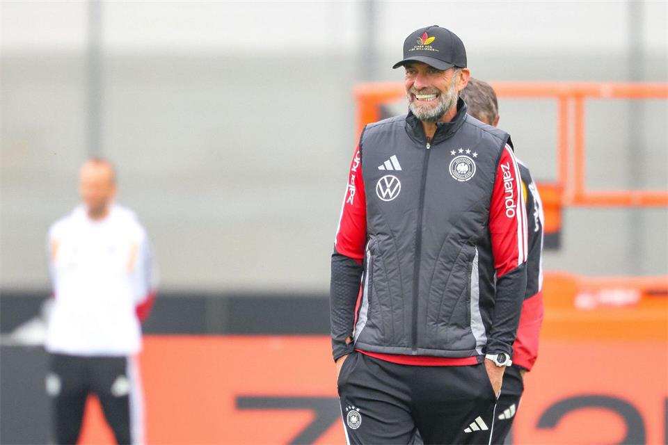 Jürgen Klopp warm eingepackt beim Training in Franken vor dem Kurztrip nach Thessaloniki.Daniel Löb/dpa