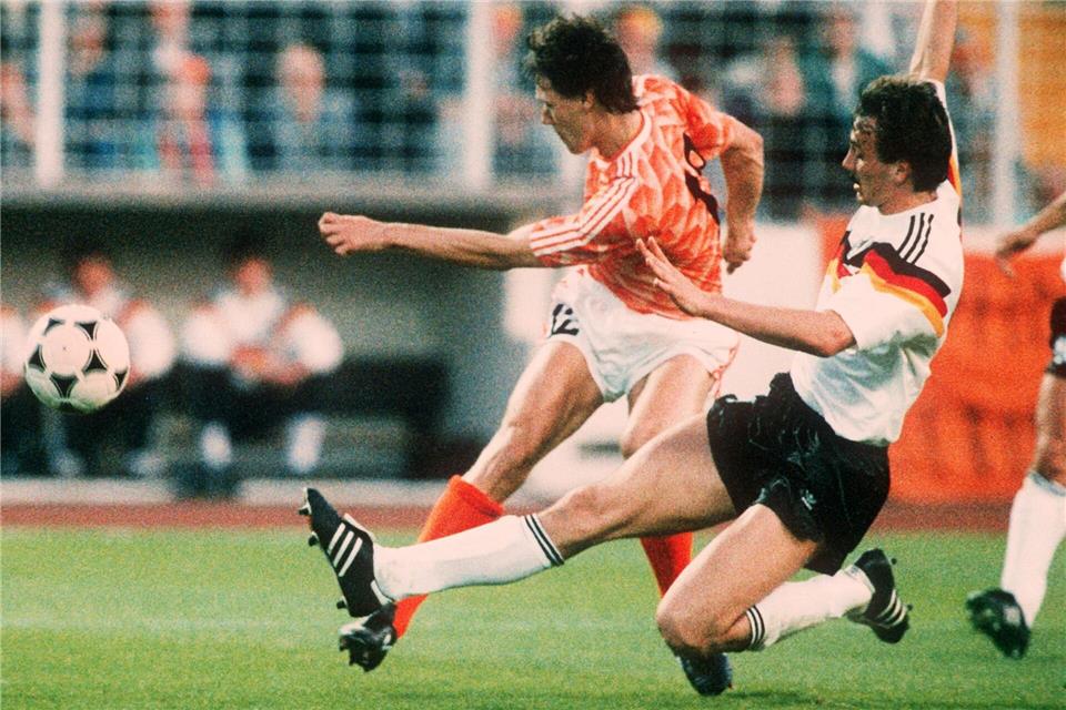 Ex-Weltmeister Kohler gibt DFB-Verteidigern Ratschläge Jürgen Kohler im Duell mit Marco van Basten bei der EM 1988. picture alliance / dpa
