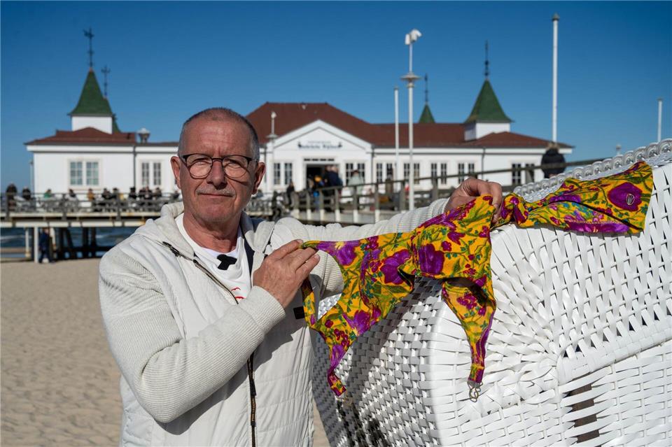 Jürgen Kraft ist eigentlich Fahrlehrer, hat aber eine Bademodensammlung mit rund 700 Teilen. Stefan Sauer/dpa