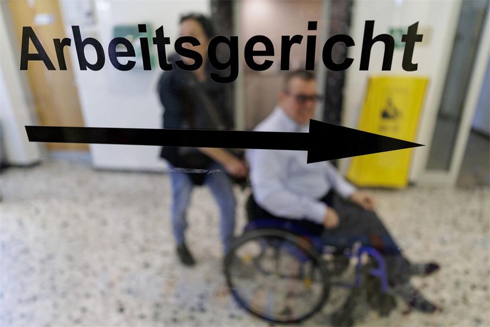 Jürgen Linnemann arbeitet in einer Werkstatt für Menschen mit Behinderung - und will mit seiner Klage auf Mindeslohn auch eine Grundsatzfrage geklärt wissen. David Ebener/dpa