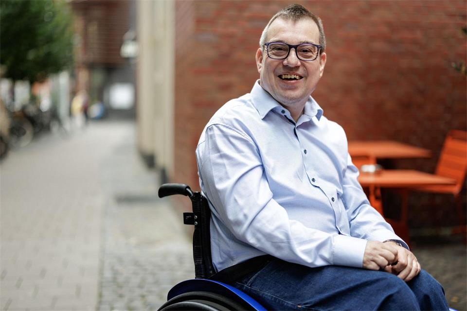 Jürgen Linnemann klagt vor dem Arbeitsgericht in Münster auf Zahlung des Mindestlohns für seine Arbeit in einer Werkstatt für Behinderte. David Ebener/dpa