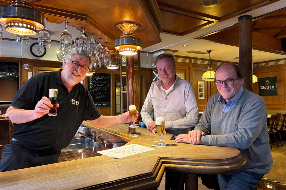 Jürgen Schlüter (v. l.) Burkhard Rotthues und Karl Paskert blicken auf die zehnjährige Geschichte der Genossenschaftskneipe Anna van‘n Hook zurück. Im Juni wird groß gefeiert.