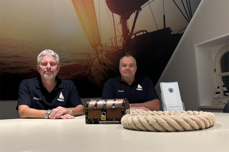 Jürgen Schwerhoff (li.) und Frank Rotthoff haben mit den Heidener Segelfreunden schon viel Arbeit in die Renovierung der vereinsräume gesteckt.