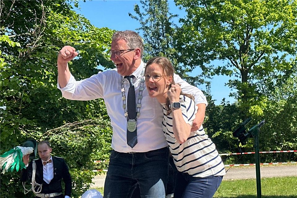 Jürgen Terhart jubelt mit Sabine Nießing.