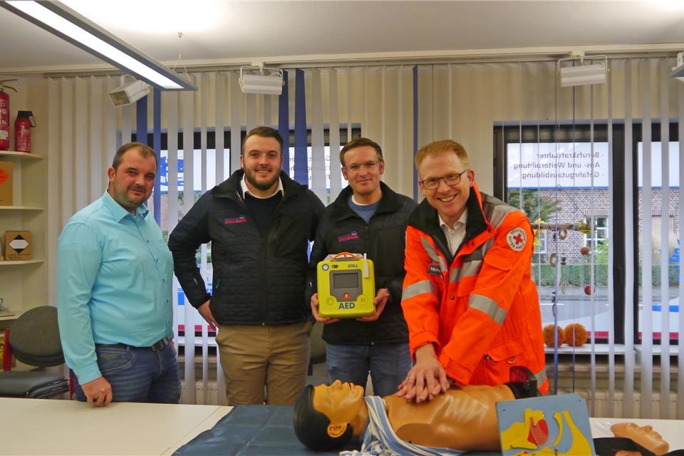Jürgen Wachtmeister (Bürgerstiftung), Alexander und Jonas Strothmann (Fahrschule Strothmann) und Michael Weddeling (Leiter des DRK-Ortsverbandes Raesfeld, von links).