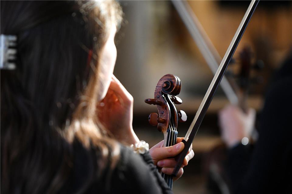 „Jugend musiziert“: Eine junge Violinistin spielt in der Landesmusikakademie NRW in Heek-Nienborg.