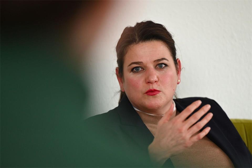 „Jugendarmut ist kein Naturgesetz, sie ist politisch gemacht“, sagt DGB-Landeschefin Wingertszahn. (Archivfoto) Arne Dedert/dpa