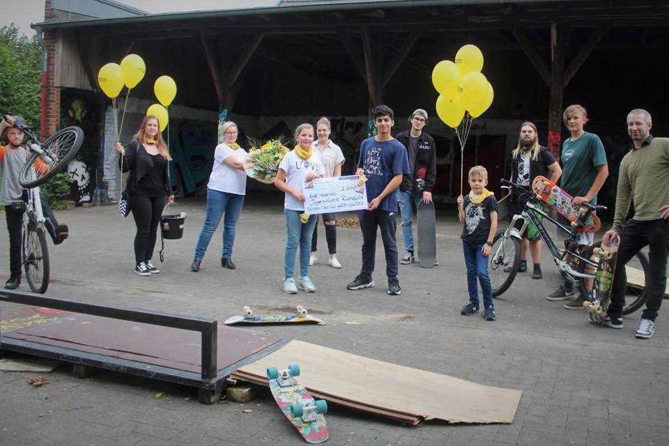 Jugendliche, Vertreter des Jugendwerks und der Firma Lueb und Wolters freuen sich über die neuen Geräte.