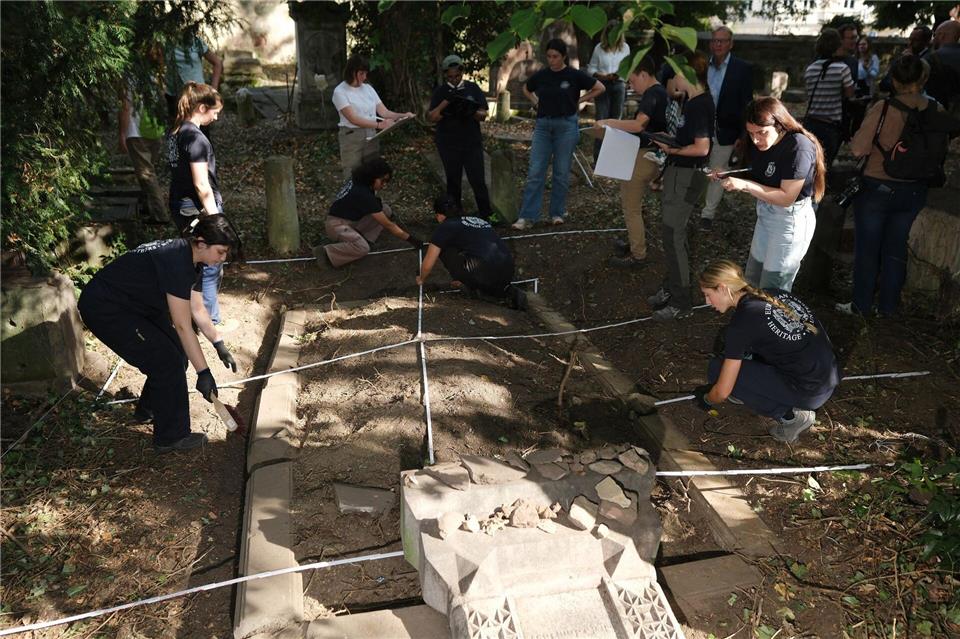 Jugendliche aus verschiedenen Ländern haben das verschollene Grab gefunden. Sebastian Willnow/dpa