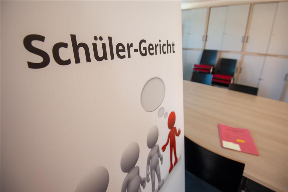 Jugendliche beschäftigen sich auf Augenhöhe mit Straftaten und einigen sich auf Sanktionen. (Symbolbild)Armin Weigel/dpa