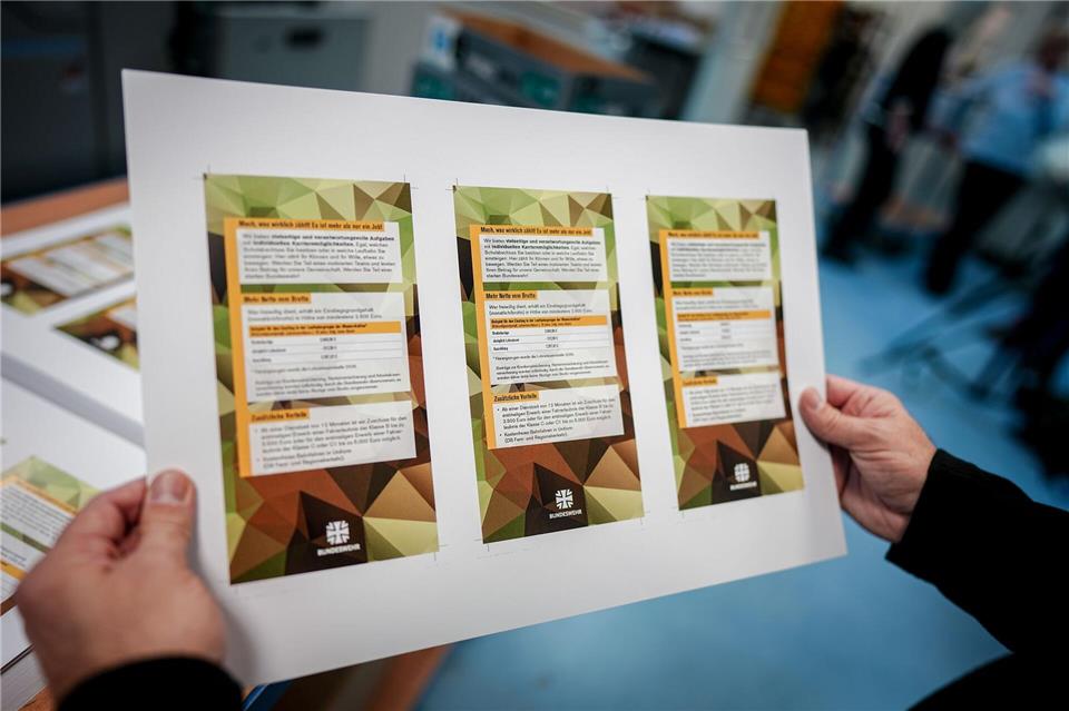 Jugendliche, die 18 Jahre alt werden, bekommen Post von der Bundeswehr. (Symbolbild)Kay Nietfeld/dpa