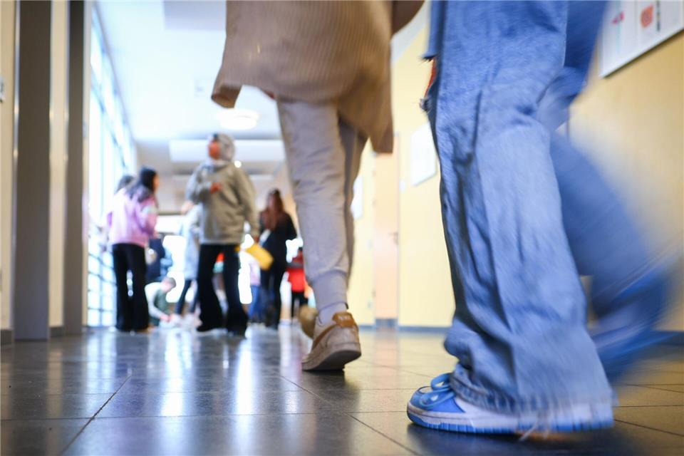 Jugendliche, die noch keinen Plan für die Zeit nach der Schule haben, sollen besser begleitet werden. (Symbolbild)Christian Charisius/dpa