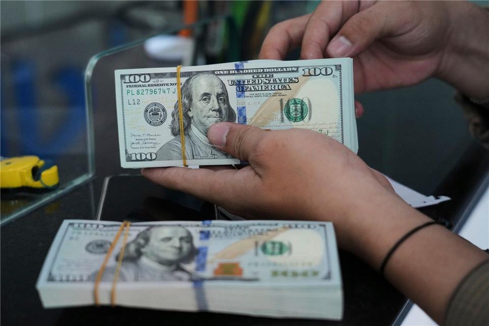 Jugendliche haben in der russischen Hauptstadt Moskau eine Damenhandtasche mit 88.000 Dollar Bargeld gefunden. (Symbolbild)Tatan Syuflana/AP/dpa