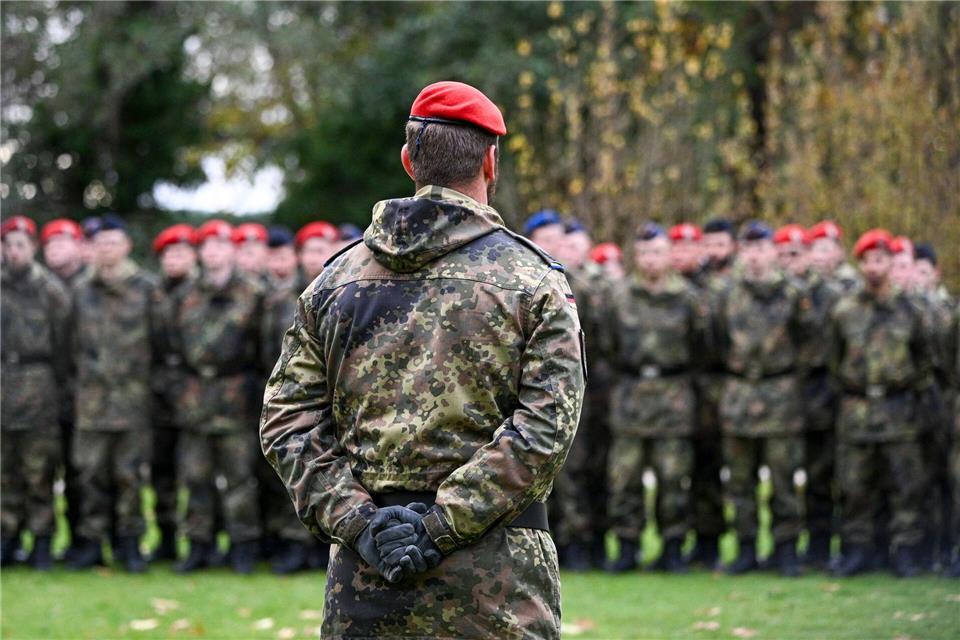 Jugendoffiziere sind speziell ausgebildete Soldatinnen und Soldaten, die von Schulen eingeladen werden können, um etwa über Sicherheitspolitik zu sprechen. (Symbolbild)Jens Kalaene/dpa