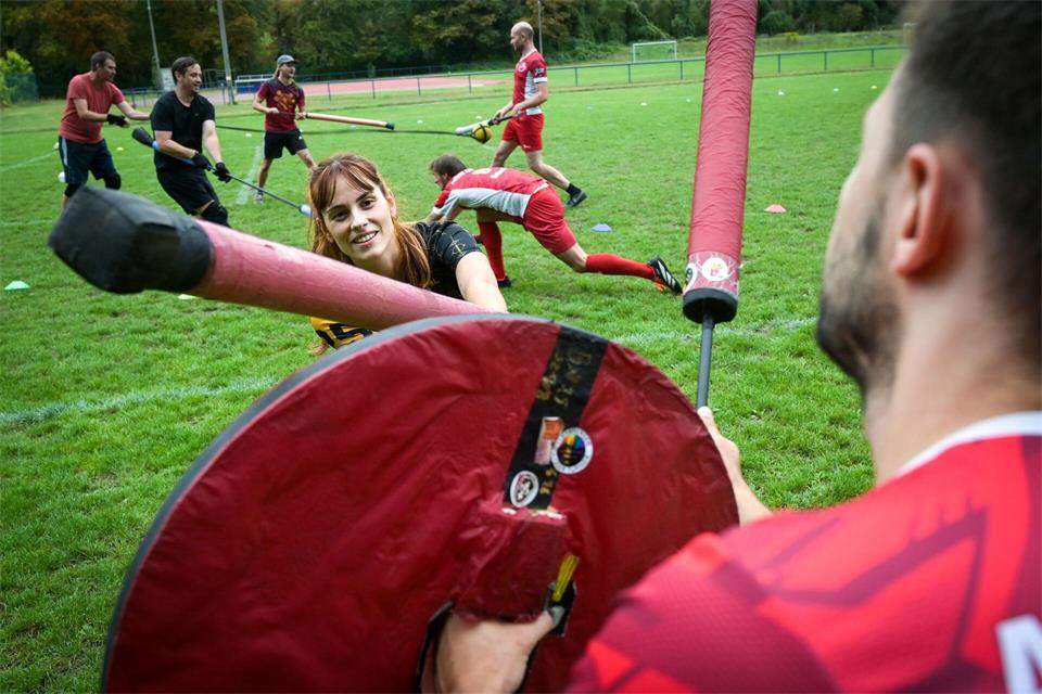 Jugger wirkt wie eine Mischung aus Fechten, Rugby und Ritterspiel.Heiko Rebsch/dpa
