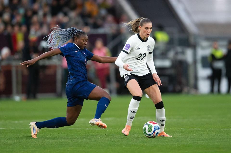 Jule Brand (r) dirigierte im zentralen Mittelfeld das Spiel der deutschen Elf.Marius Becker/dpa