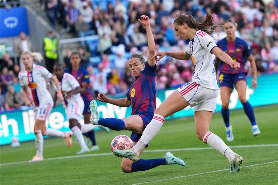 Jule Brand (r) ist auf verlorenem Posten im Königsklassen-Finale.Kirsty Wigglesworth/AP/dpa