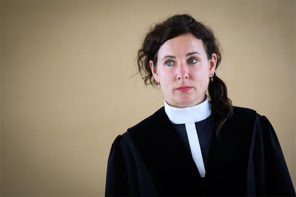 Juli Zeh bezeichnete die Arbeit als ehrenamtliche Verfassungsrichterin in Brandenburg als „hochspannend“. (Archivbild)Bernd von Jutrczenka/dpa