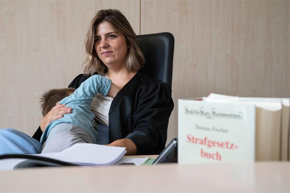 Julia Dokara nimmt ihren Sohn mit in den Gerichtssaal.Hannes P. Albert/dpa