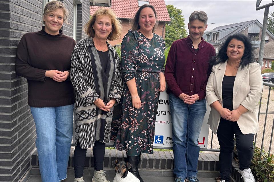Julia Geessink (Deutsches Rotes Kreuz), Annegret Lemken (Caritasverband), Carmen Wessels (AWO UB), Wojciech Wilczek (Caritasverband) und Gordana Bernhardz (Evangelische Jugendhilfe Münsterland) unterstützen zugewanderte Menschen im Rahmen der Migrationsberatung für erwachsene Zugewanderte und der Jugendmigrationsdienste bei der Integration in Deutschland. Immer mit dabei: Jack Russel Buddy.