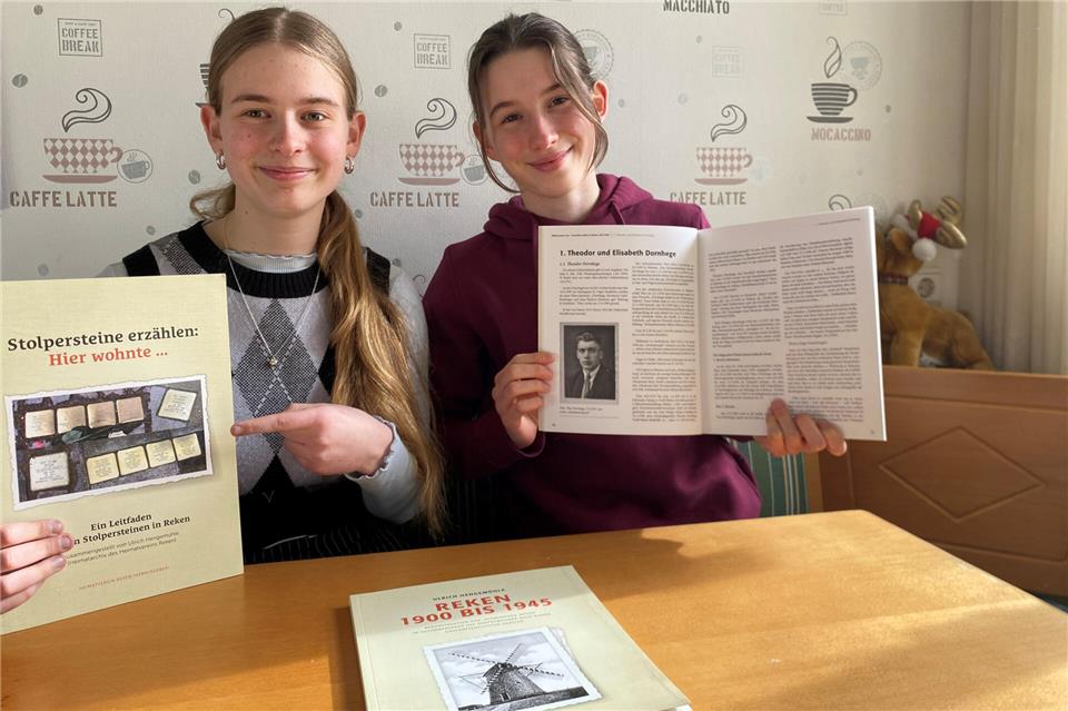 Julia Janke (links) und Mia Bokeloh haben sich in ihrer Facharbeit mit der Zeit des Nationalsozialismus in Reken beschäftigt.