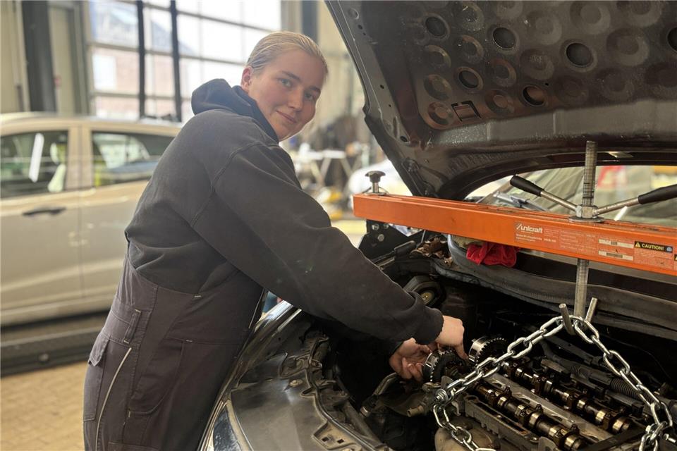Julia Keßelmann liebt ihren Job in der Kfz-Werkstatt.